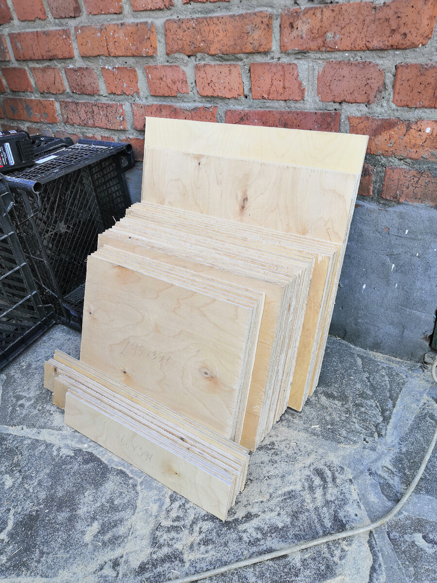 Распиленная фанера для корпуса улья. 