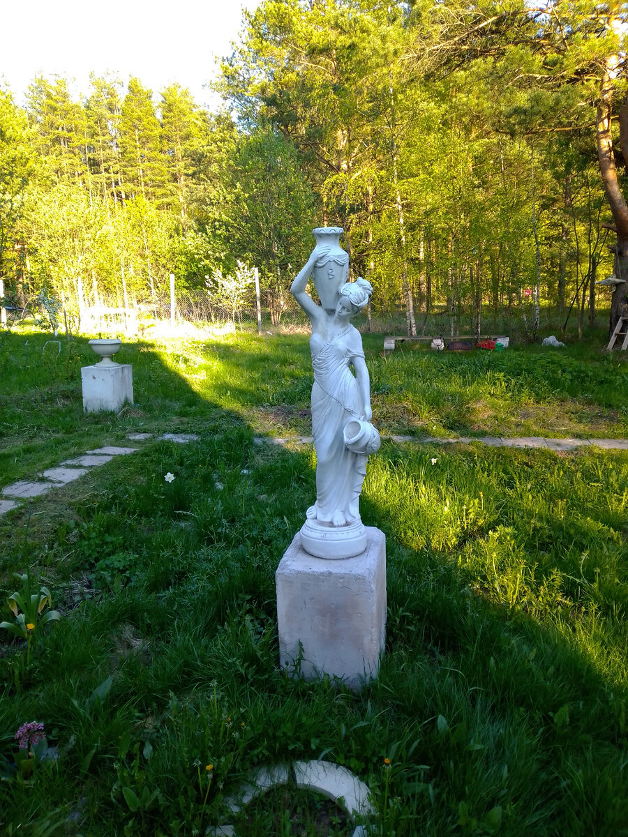 Она также прочно стоит на своем постаменте, как и три года назад. Высота скульптуры вместе с постаментом составляет 190 см.