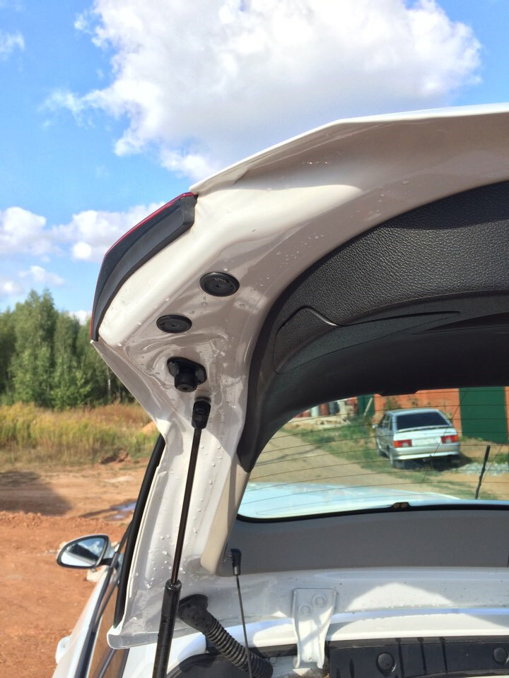 Для замены лампочки необходимо снять фару, тут ничего сложного. Подлезть нам надо сюда. Для этого снимаем три заглушки.