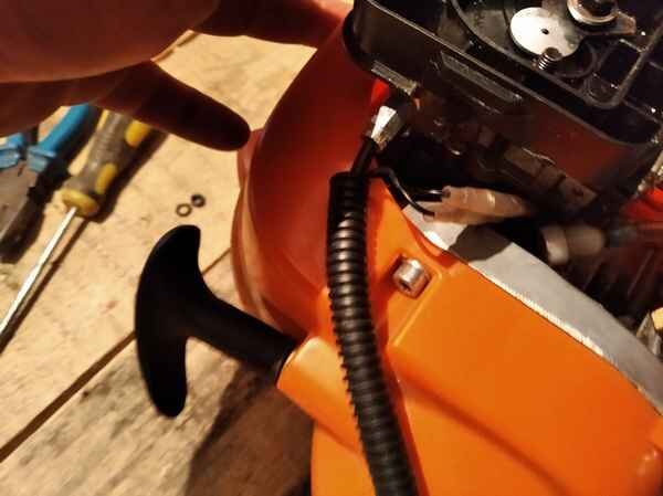 Воздушный фильтр для триммера хитачи. Корпус воздушного фильтра для триммера stihl. Воздушный фильтр триммер huter. Топливный фильтр в газонокосилке huter 1500. Воздушный фильтр husqvarna 128r.