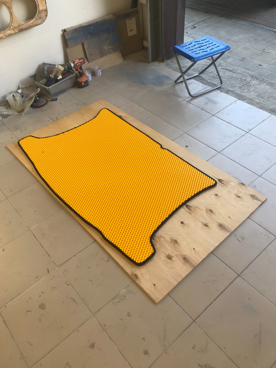 Снимаем размеры по контуру коврика