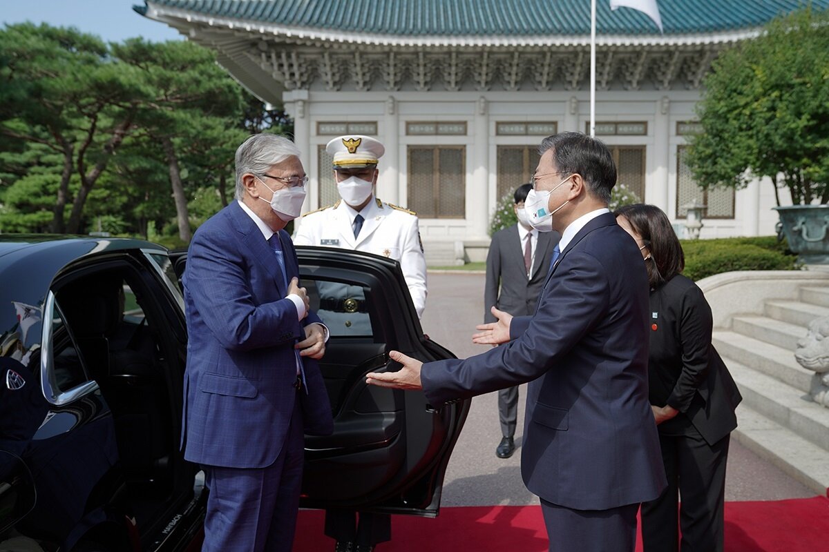 Президент  Южной Кореи Мун Чжэ Ин приветствует Президента Казахстана Касым-Жомарта  Токаева в своей официальной резиденции в Сеуле во вторник  (Администрация Президента ЮК)

