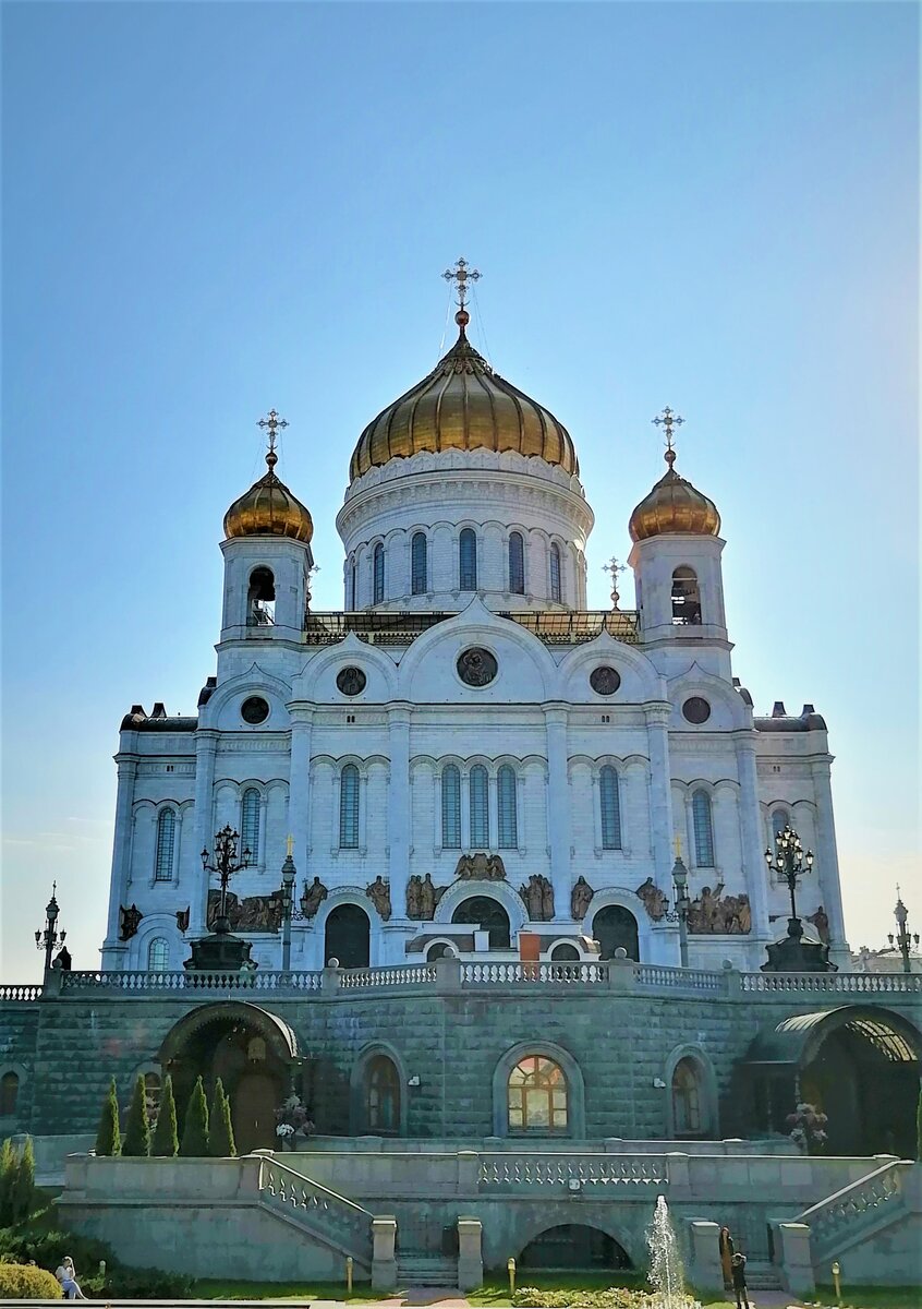 Вид на Храм со стороны моста через Москва-реку