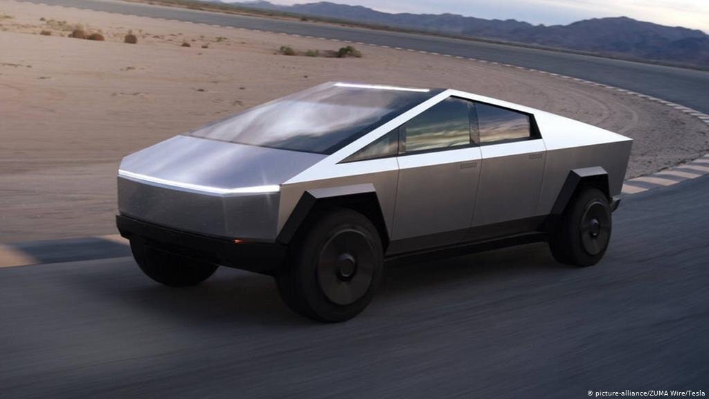 Инженер-программист Трумэн Кейн, старший аналитик по информационной безопасности компании, разработал инструмент под названием SKOUT для бортовой системы автомобилей TESLA