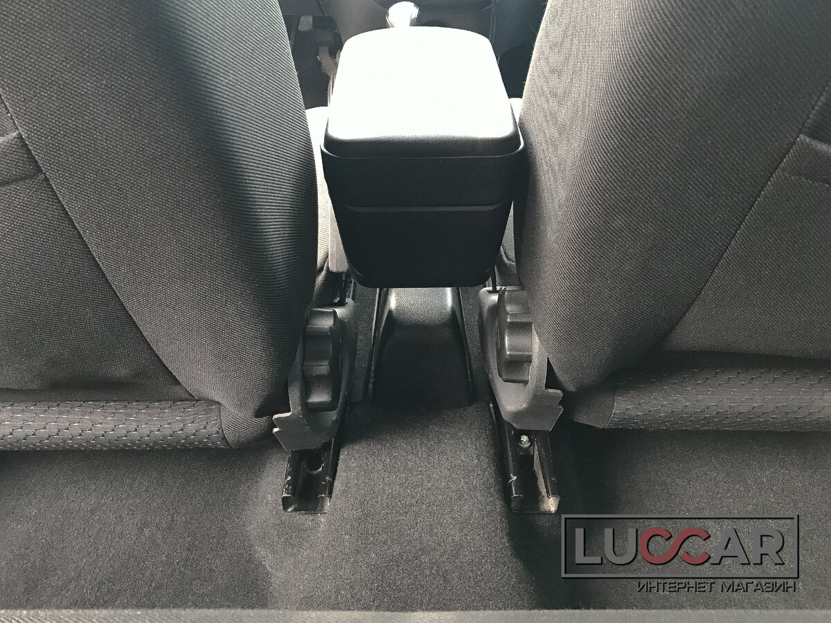 Вид со стороны заднего сиденья на подлокотник "ArBox 2" Lada Granta FL (Вариант 2)