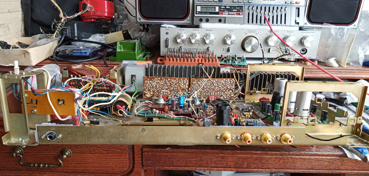 Вид со стороны передней панели.