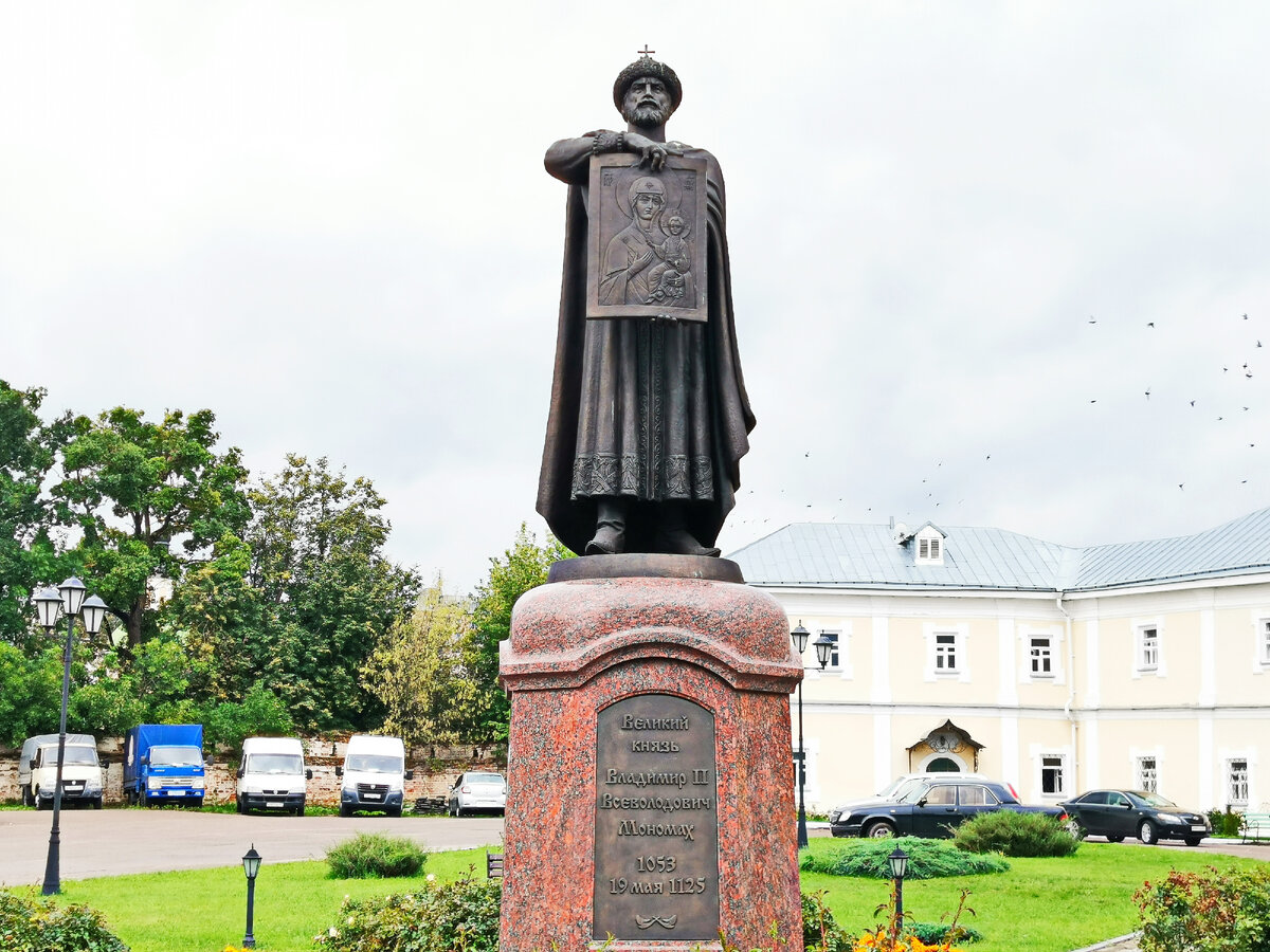 Мономах памятник. Памятник Владимиру Мономаху в Смоленске. Владимир Мономах памятник. Памятник Владимиру Мономаху во Владимире.