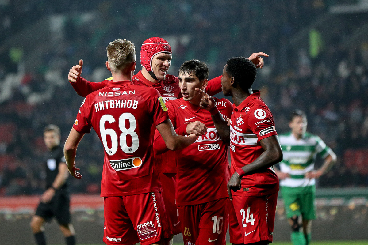 Игроки "Спартака" поздравляют друг друга с голом в ворота "Ахмата"