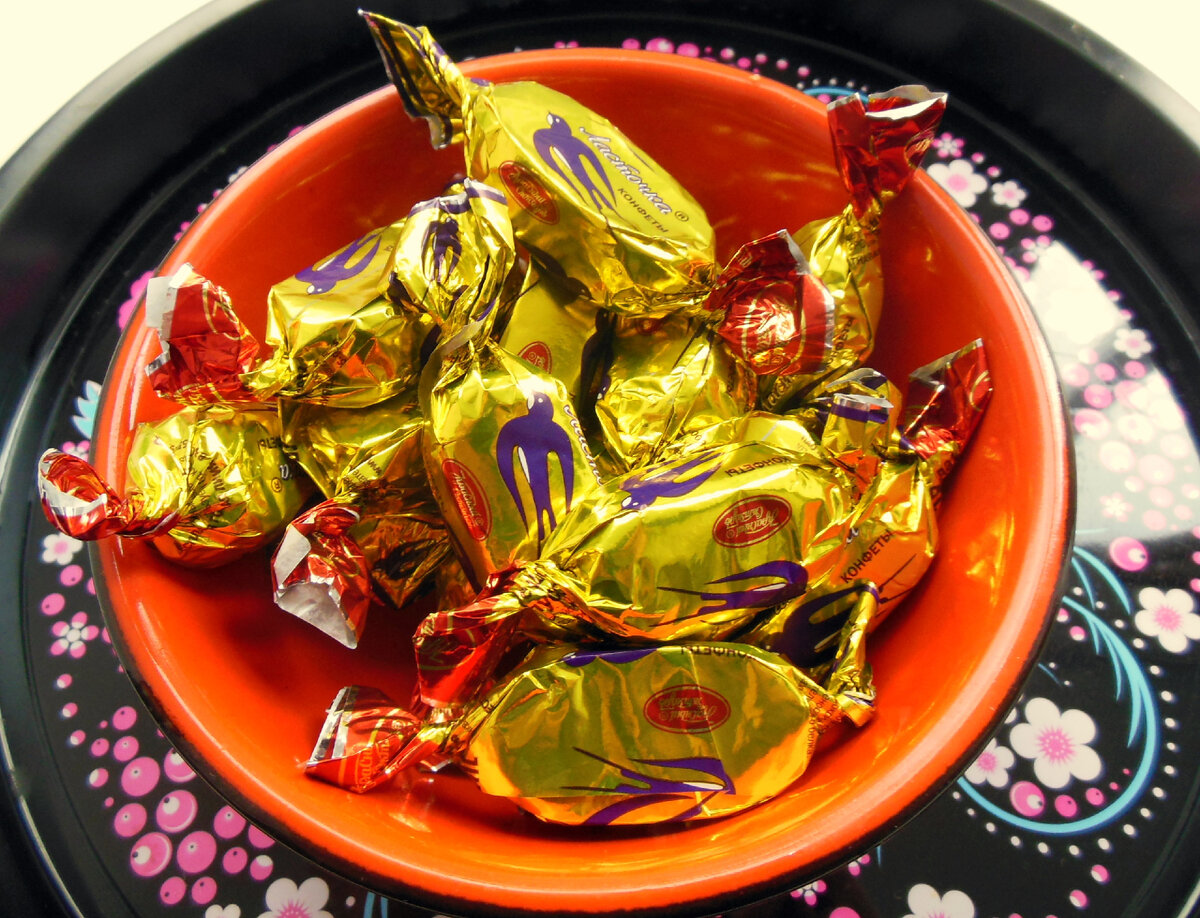 В качестве небольшого отступления. Сегодня к чаю мне вдруг захотелось советских конфет из детства - "Ласточка"