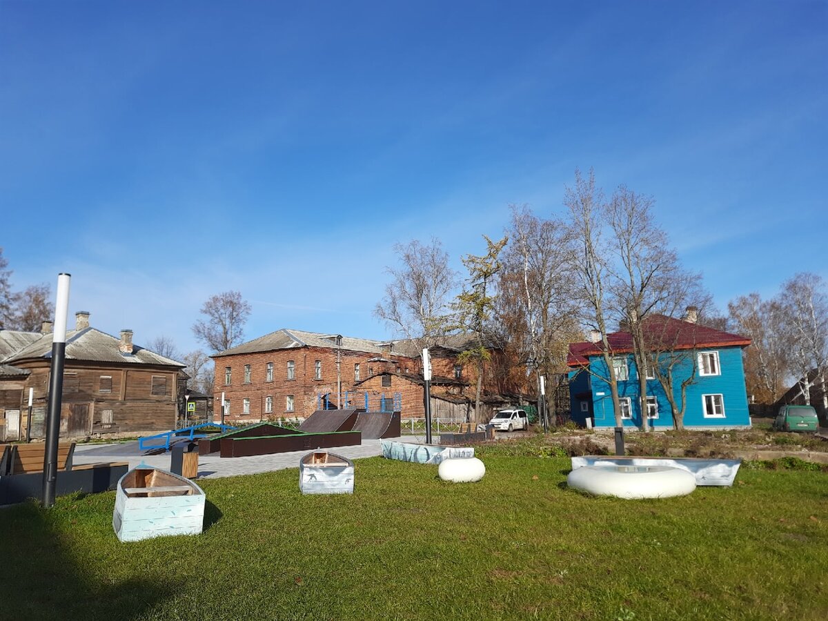 Так выглядит после благоустройства Молодёжный сквер в Новой Ладоге.