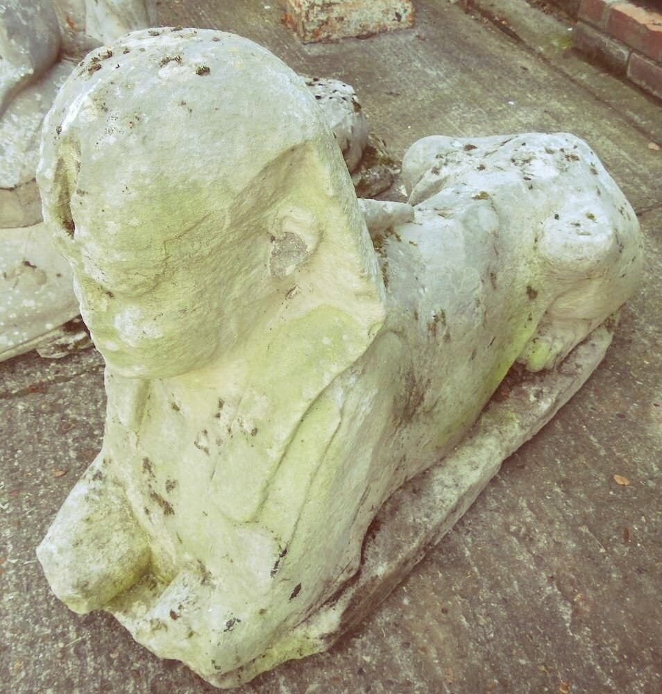 Вот в таком плачевном состоянии оказались садовые статуи. Когда-то они знали лучшие времена. Фото: Аукционисты Мандера.