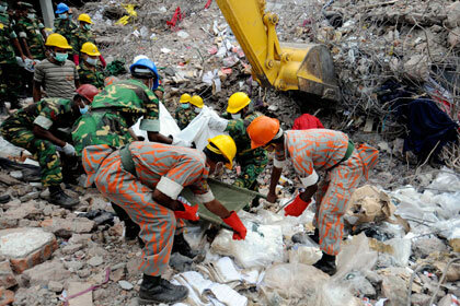 Разбор завалов в Бангладеш. Фото Reuters. Источник Lenta.ru https://lenta.ru/news/2013/05/23/badquality/