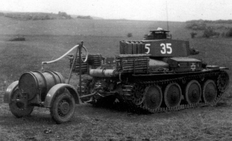  Pz.38(t) с 200 л бочкой и четырьмя канистрами за башней, итого 280 л. Одна заправка этого танка — 220 литров