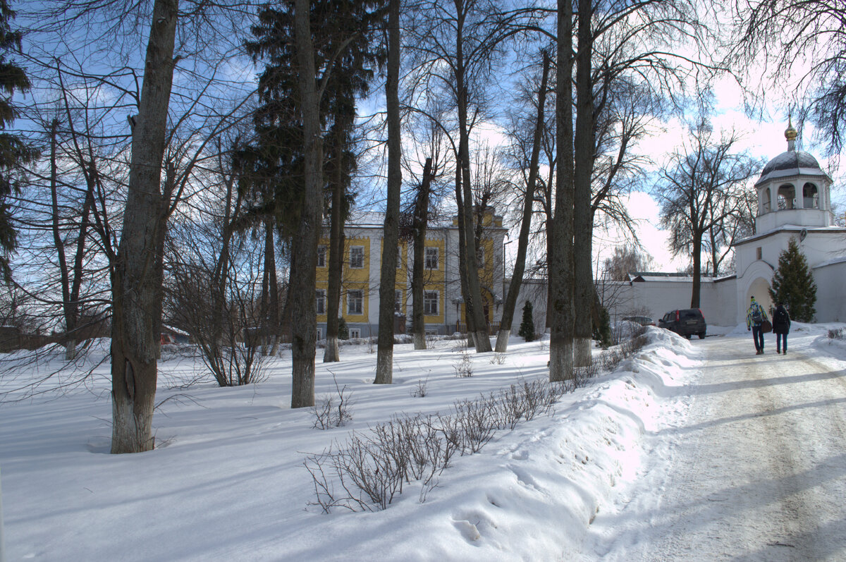 Желтое здание в центре кадра - это Больничный корпус