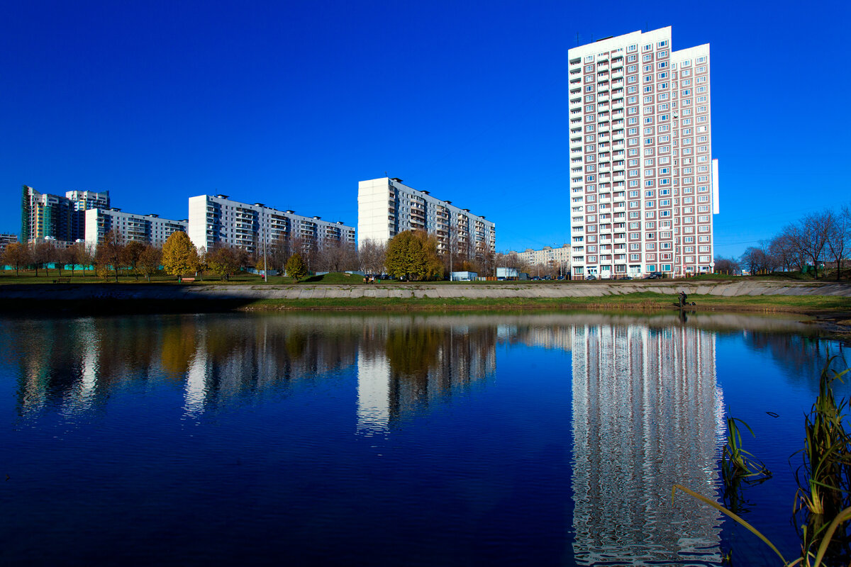 Столица квартир. Многоэтажный дом у пруда в Москве. Москва дом в отражении. Москва многоквартирный дом в отражении.