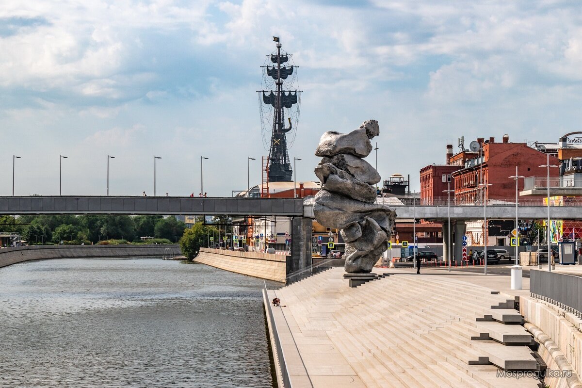 Скульптура Урса Фишера на Болотной набережной