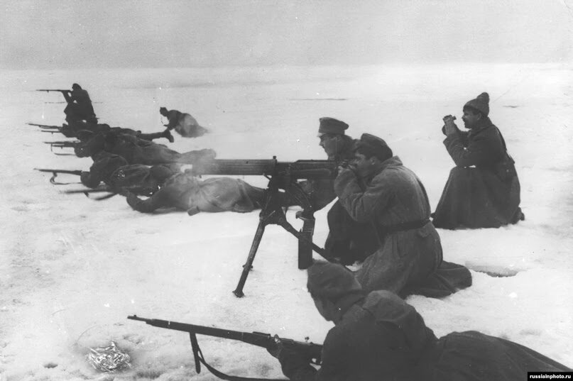  Красноармейцы идут на штурм Кронштадта в марте 1921 года