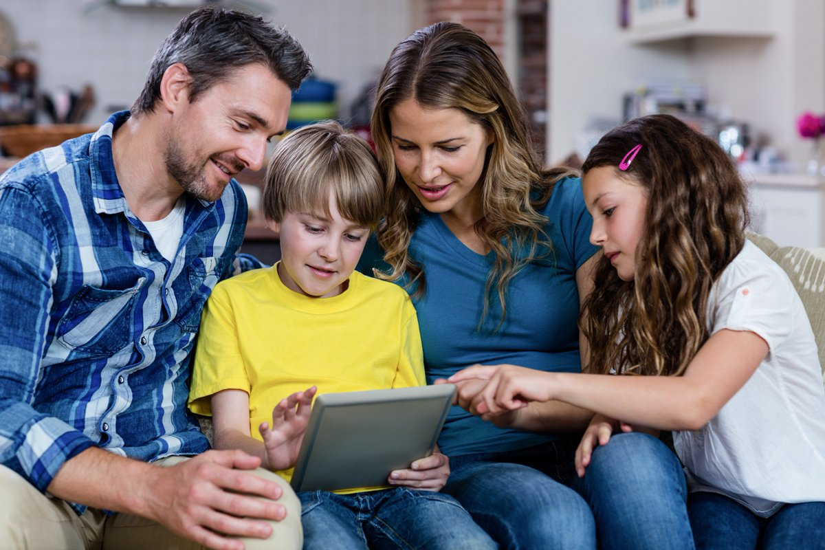 Семья со смартфонами. Обсуждение всей семьей. Обсуждение в семье. Parents and children.