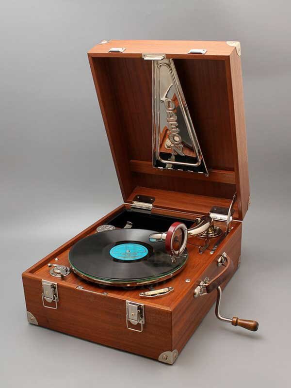 Как водится, от идеи до ее технической реализации прошло немало времени и было затрачено немало сил. Но в конце 19-го века Эдисону все же удалось сконструировать свой фонограф – так он назвал устройство для записи и воспроизведения звука.