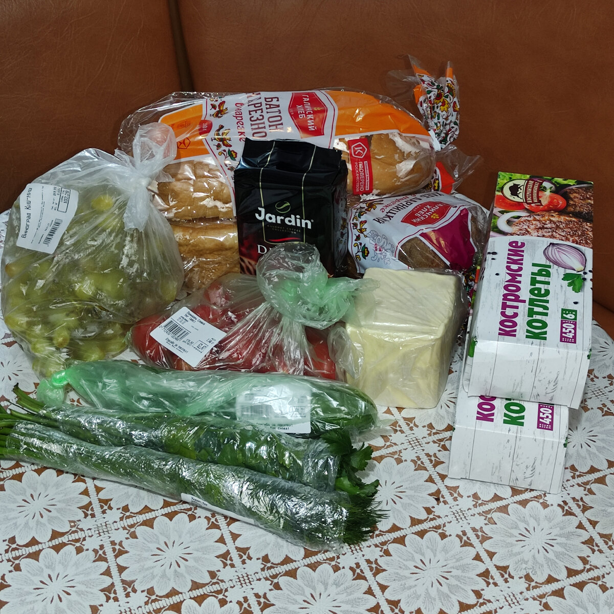 Овощи, зелень и виноград куплены на праздничный стол. Остальные продукты по необходимости. 