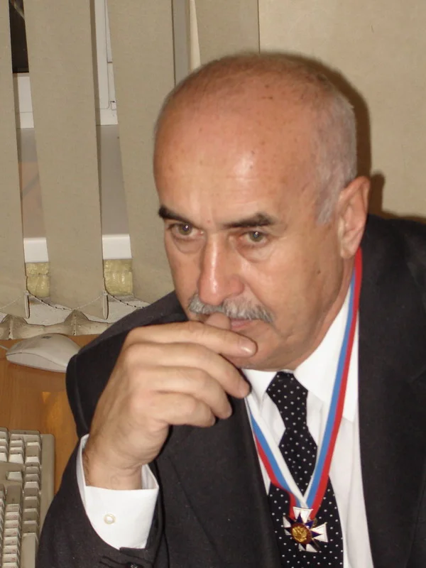 13.11.2005г. Россия, Санкт-Петербург, крейсер I ранга "Аврора". Книга Мира в лицах: Сайпудин С. Абубакаров, полномочный представитель программы "Книга Мира" в Чечне