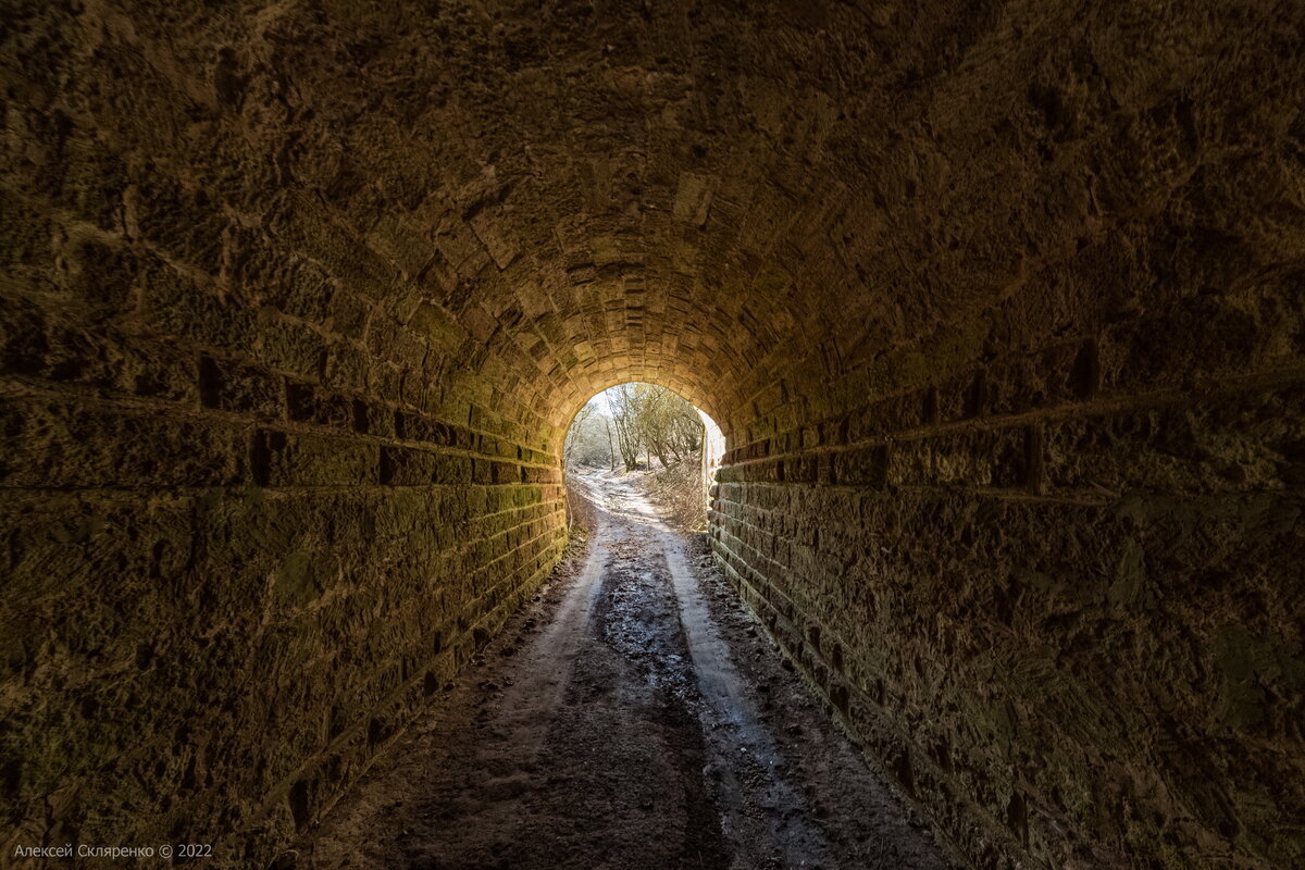 В конце туннеля виден свет. Тайный тоннель Севастополь. Свет в конце тоннеля. Царский тоннель. Тоннель в Крыму.