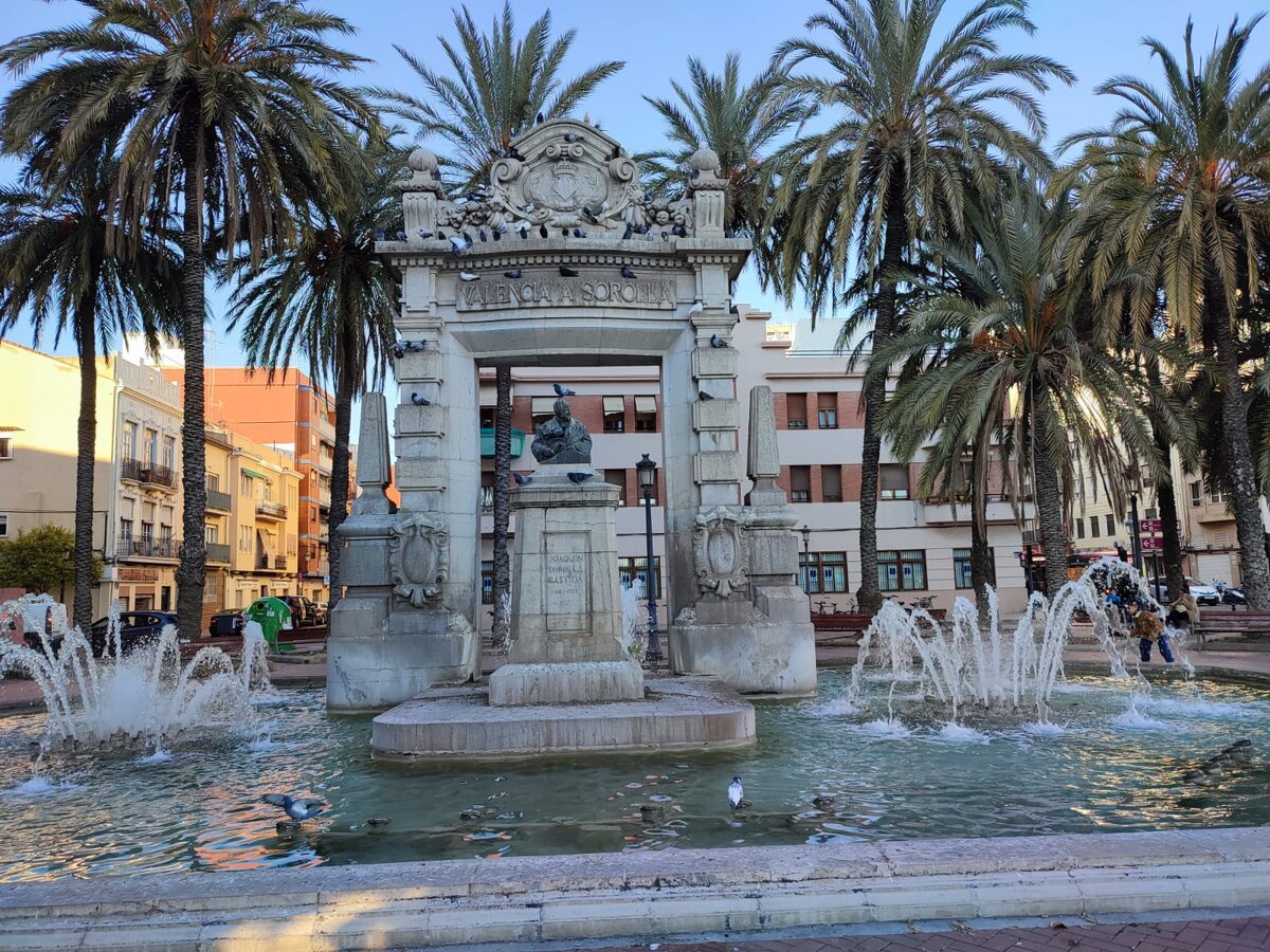 памятник посвященный Хоакину Саройя