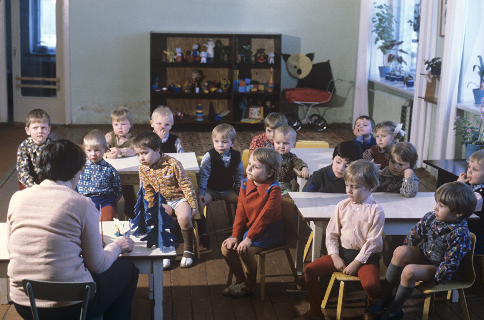 А вот так дети играли в детском саду.