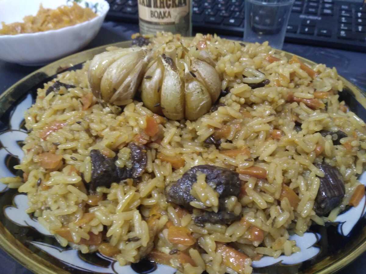Праздничный плов.и "царица стола" на заднем плане, тихонько спряталась в угол кадра. 