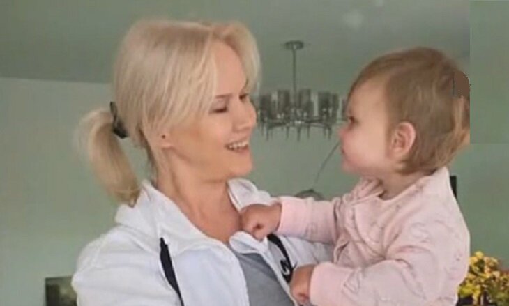 Елена с внучкой Мией