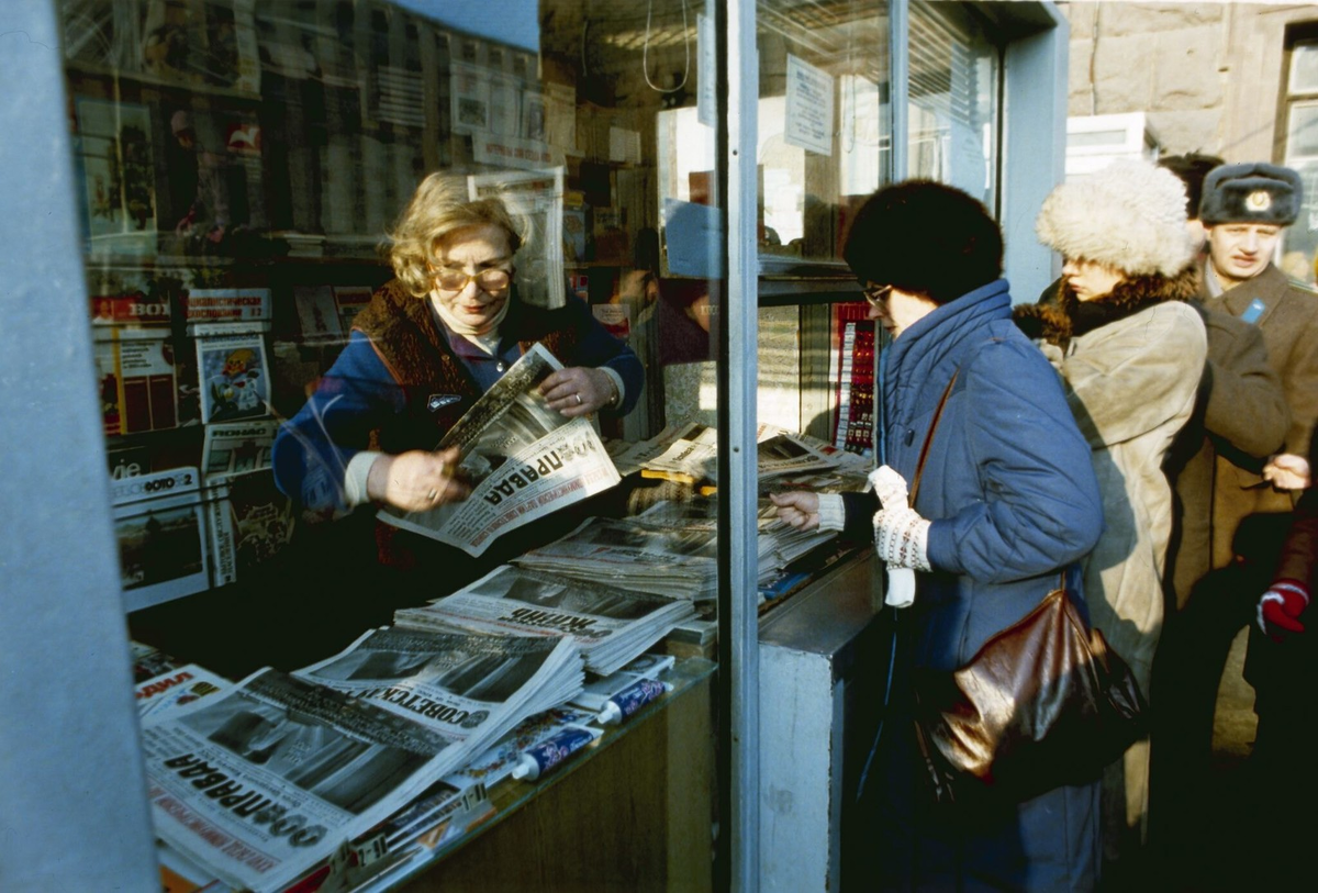 Перестройка 1986. Очередь в Газетный киоск СССР. Киоск Союзпечать очередь СССР. Газетный киоск в СССР Союзпечать. Советский ларек Союзпечать.