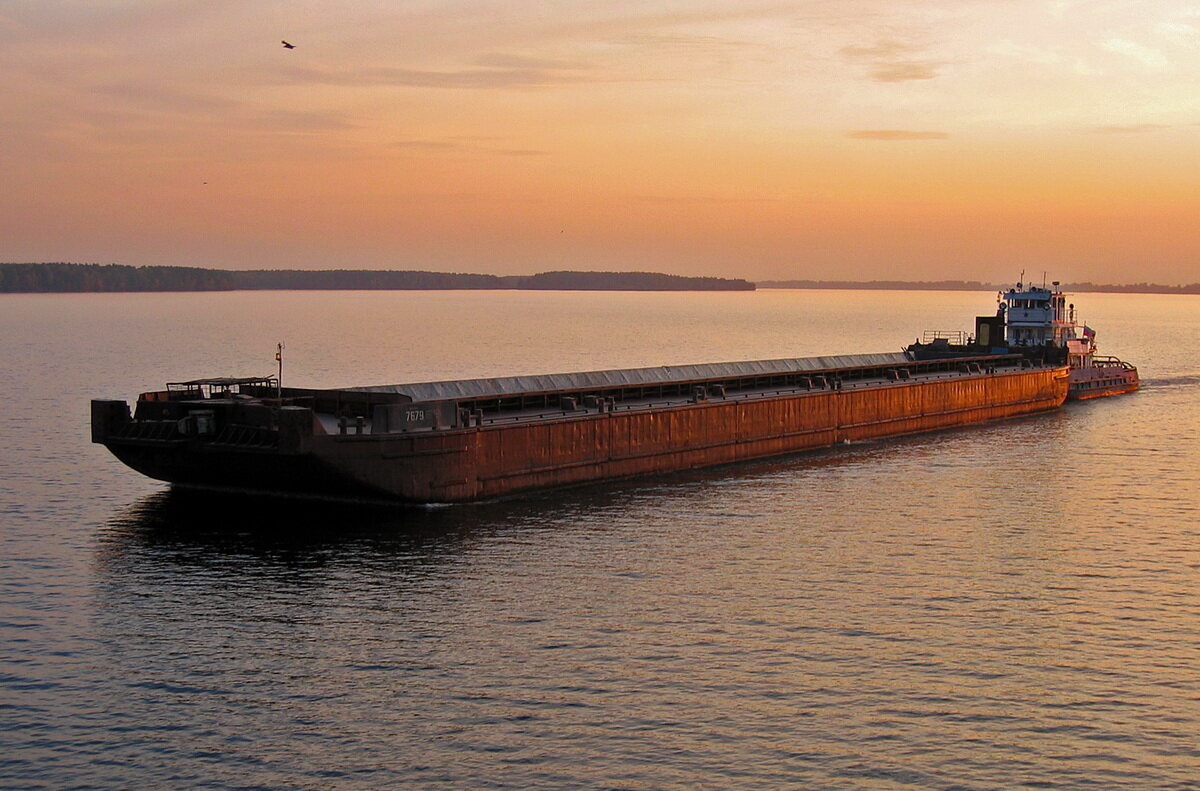 на фото баржа которую толкают буксиром