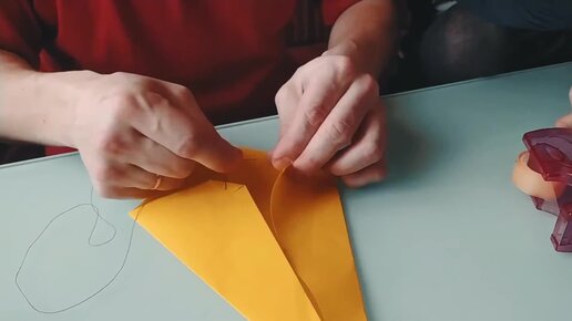 Как сделать воздушного змея из обёрточной бумаги своими руками