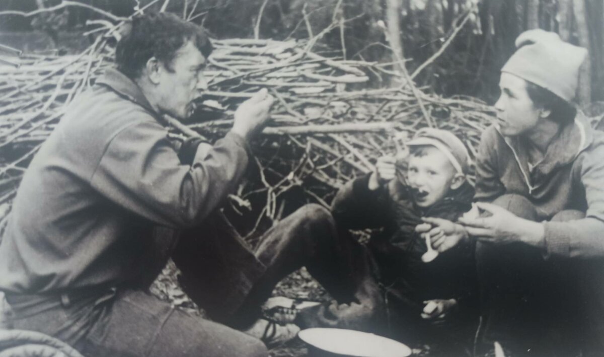 Сын супругов Шпеньковых Александр с малых лет приучался к спорту и стал учителем физической культуры в поселке Маячном.