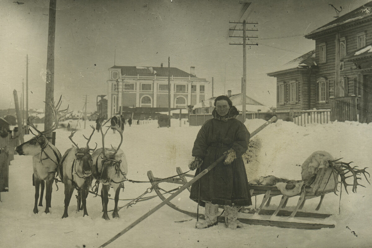 Мурманск. Улица Коминтерна. 1929 г. На заднем плане здание ТПО (торгово-потребительского общества). С 1987 г. – здание Мурманского областного художественного музея