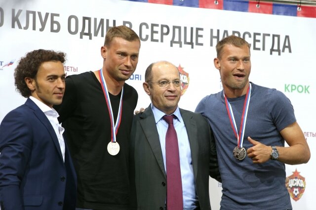    Футболисты ЦСКА Алексей и Василий Березуцкие, Роман Бабаев и Сергей Прядкин, президент Российской футбольной Премьер-Лиги. Фото: www.globallookpress.com/ Dmitry Golubovich