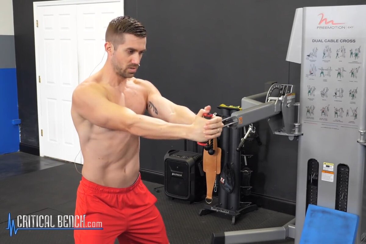     Как делать одно из лучших упражнений для кора — жим Паллофа