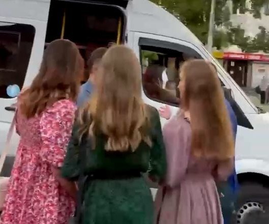     «Оденьтесь красиво»: девушек попытались вывезти из Москвы на фейковый кастинг «Холостяка»