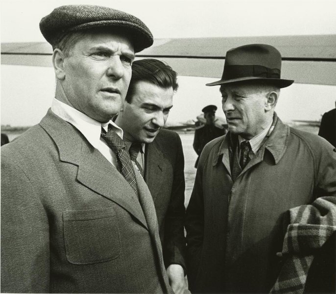 Академик Петр Капица с группой ученых https://187011.selcdn.ru/thumbnails/photos/2019/09/10/bisamucwz3l5uokb_1024.jpg