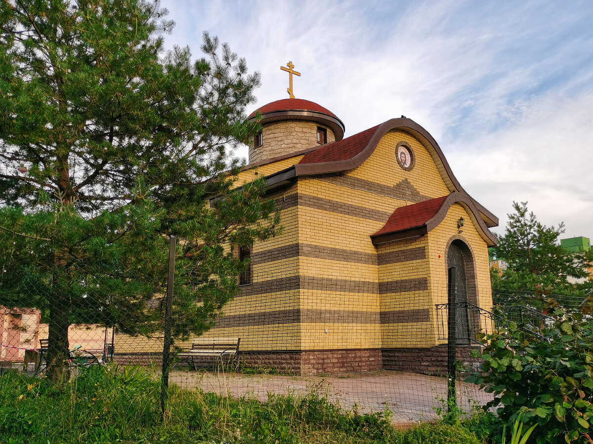 Скромных размеров Борисовское кладбище считается одним из самых старых кладбищ Москвы.