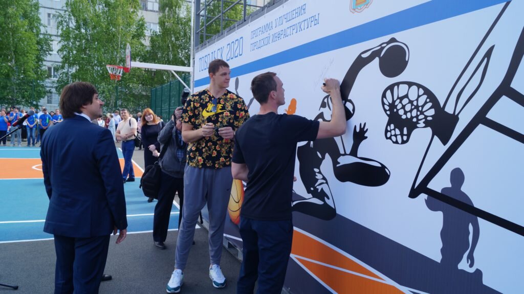 Тимофей Мозгов и Сергей Быков на открытии уличной площадки для баскетбола в Тобольске. Фото: Алексей Гилёв.