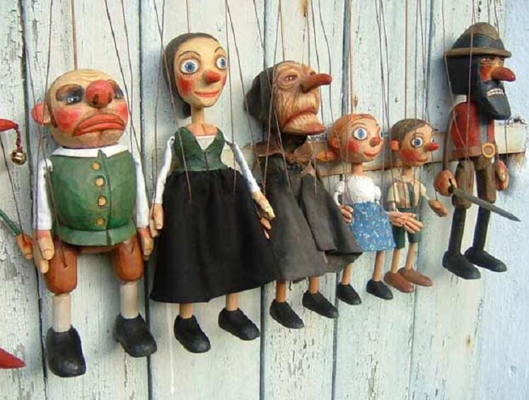  Людьми в таких условиях легко манипулировать, вводить их в заблуждение. 