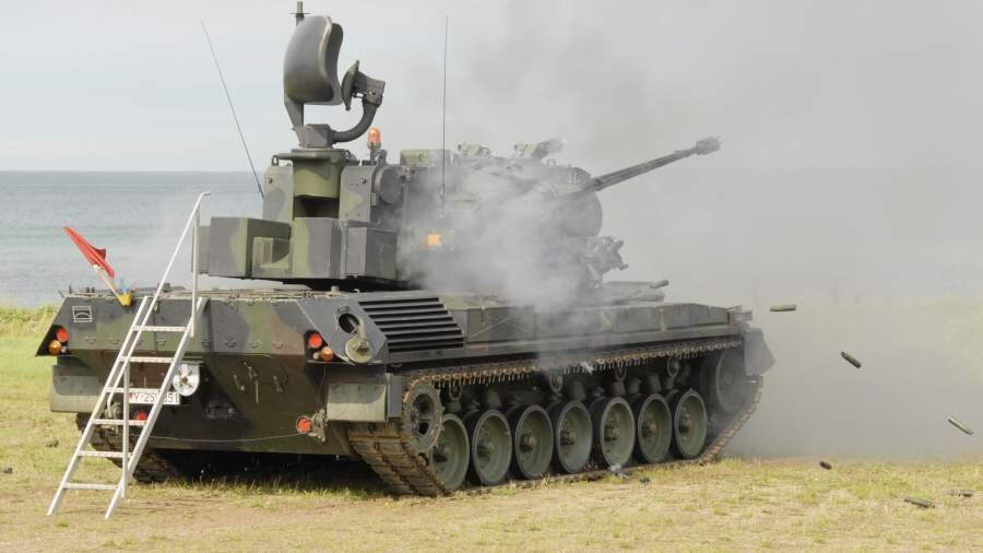 «Гепард» ведёт огонь по наземной цели