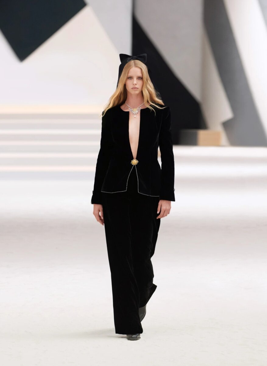 Именно этот наряд Марина Вакт выбрала для церемонии о открытия Фестиваля Американского кино в Довиле. Фото с показа из сети.