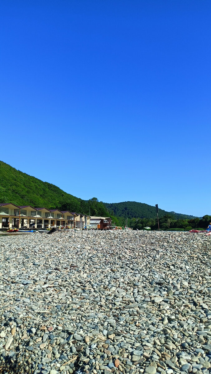 Пляж тут из крупного камня, поэтому многим больно ходить.