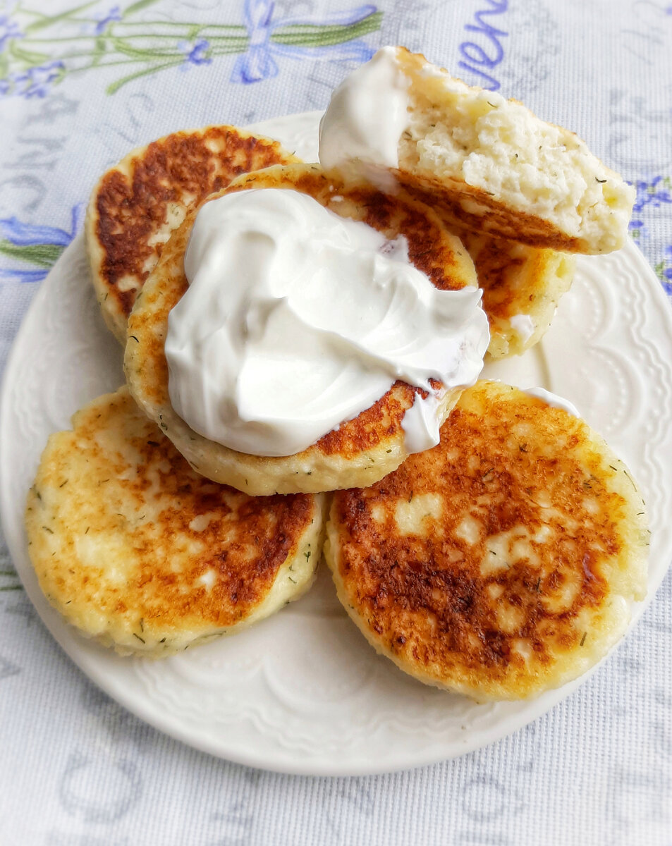 Сырники из адыгейского сыра с отрубями и соусом из киселя