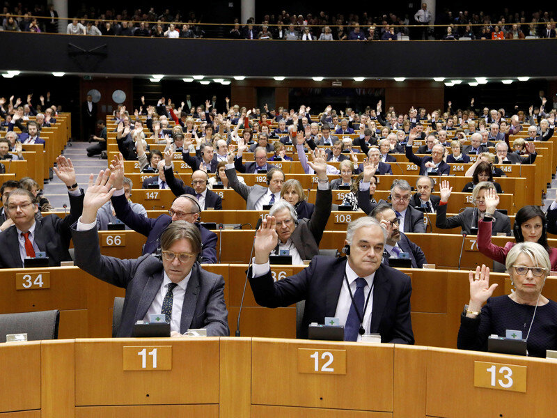 Дружный Европарламент. Что-то это напоминает. источник фото - txt.newsru.com