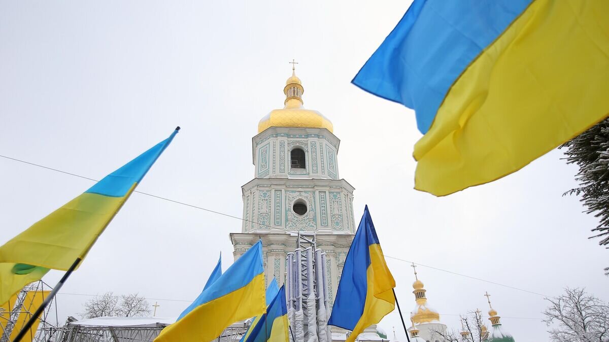    Украинские флаги верующих на "объединительном соборе" на Софийской площади в Киеве© РИА Новости / Стрингер