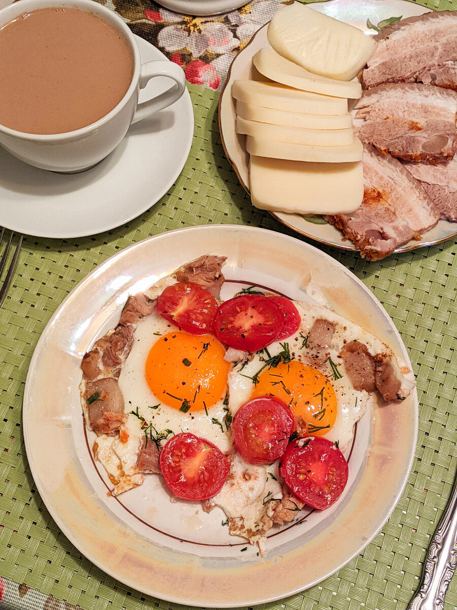 Глазунья с грудинкой и помидорами, бутерброды с сыром, кофе с молоком