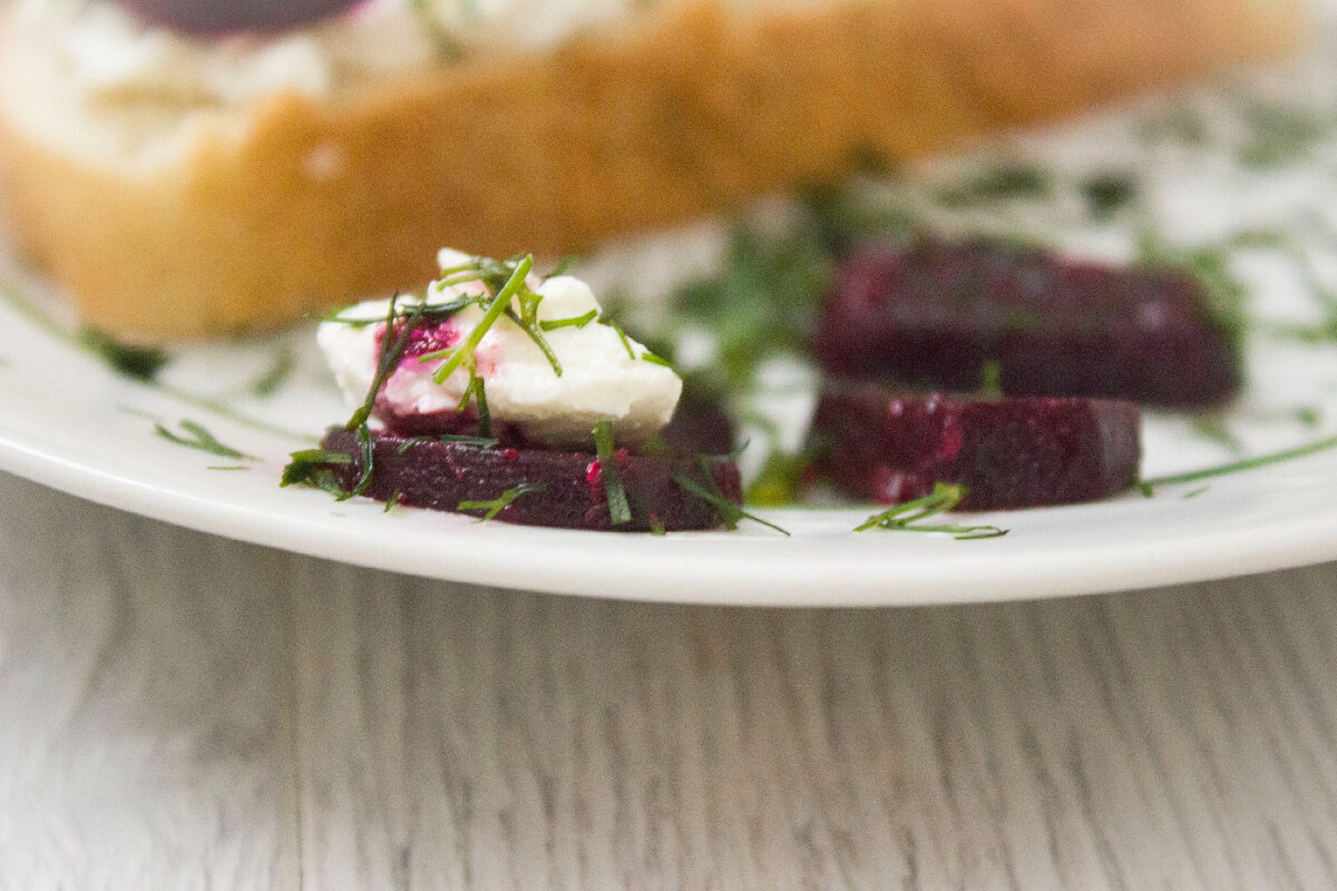 Брускетта с муссом. Брускеты селедка свекла. Брускетта со свеклой и козьим сыром. Брускетты со свеклой. Брускетта со свеклой.